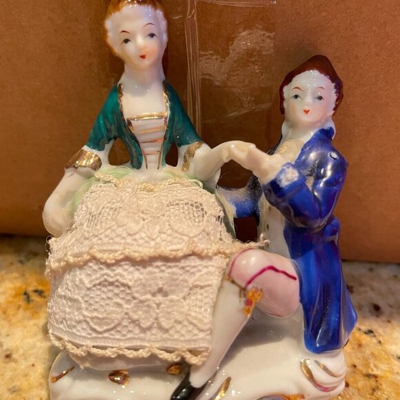 Antique colonial man and women porcelain figurines - Picture 2 of 7